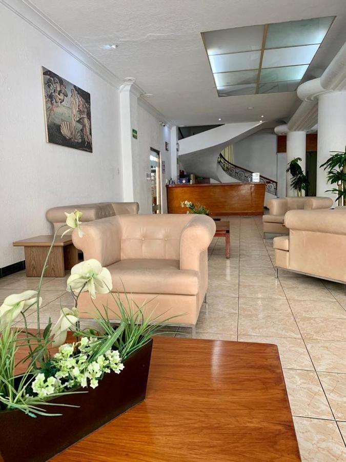 Hotel Capri De Leon Mexico Exteriör bild
